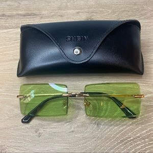 Lime green sunglasses SHEIN
New
Includes SHEIN glasses case + cloth cleaner